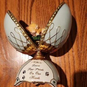 Decorative Egg with Kitten Figurine Music Box Plays "All I Want To Do Is Dream"